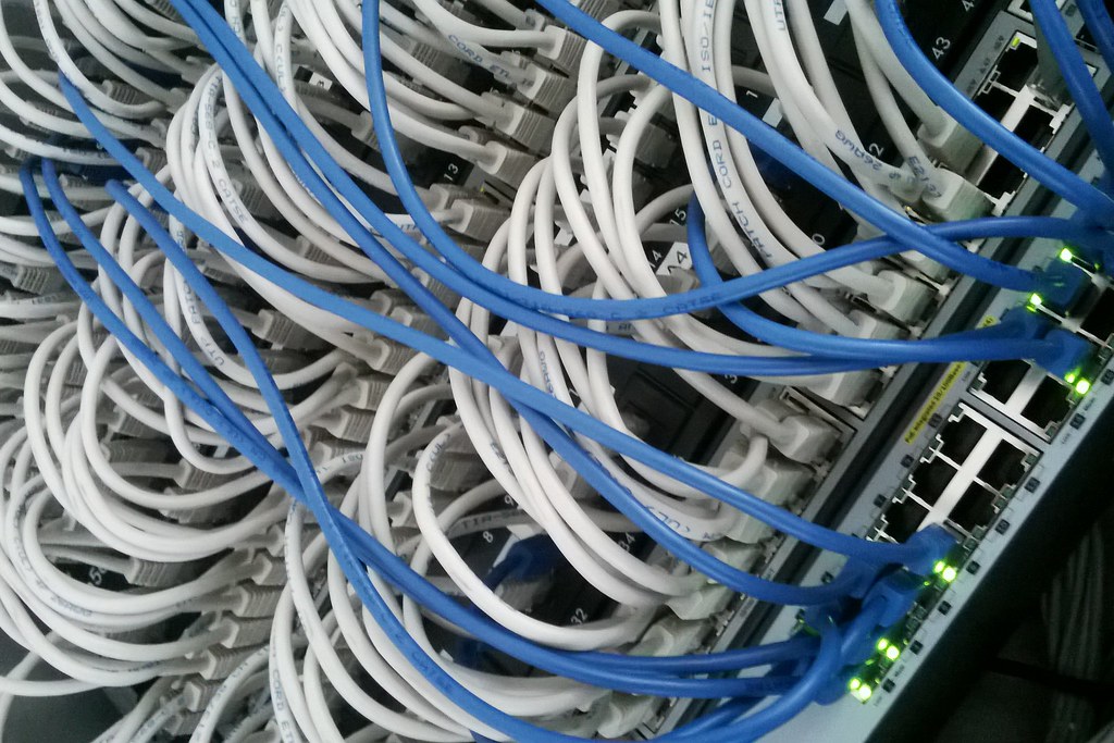Network patch panel with dense cabling
