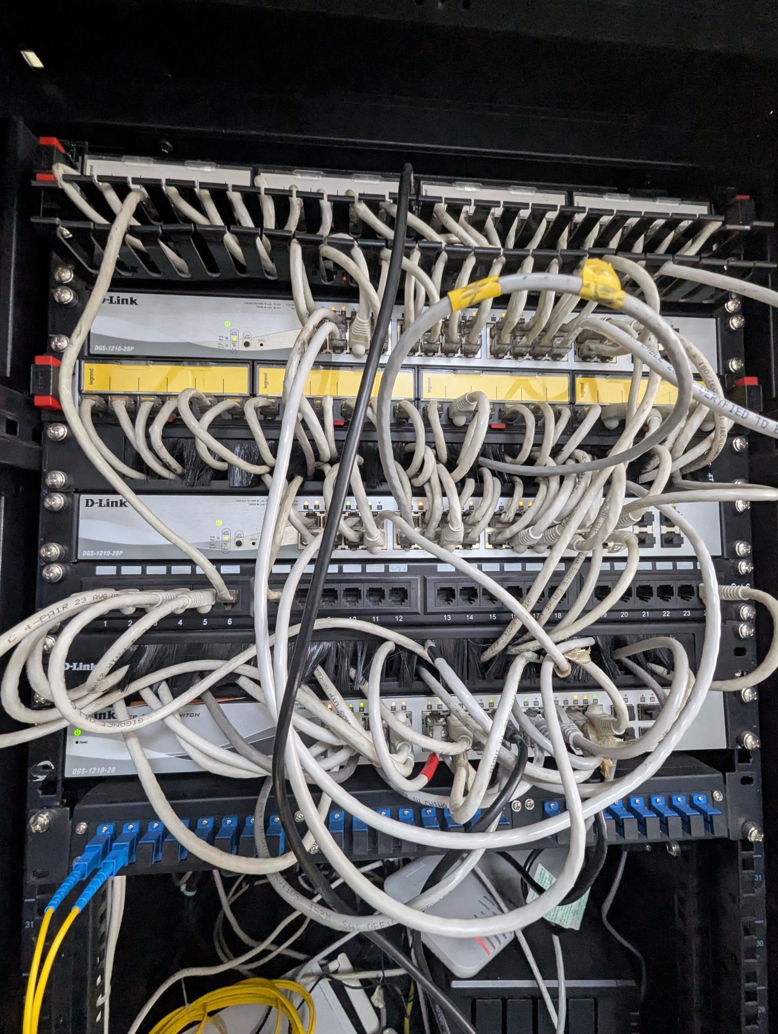 Network patch panel with structured cabling