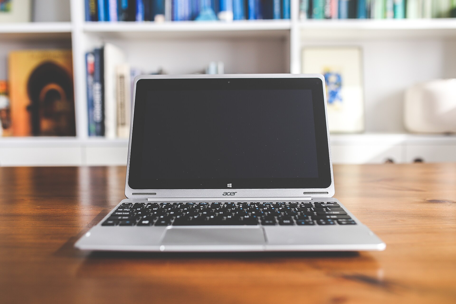 Desk-laptop-notebook-table (23697249344)