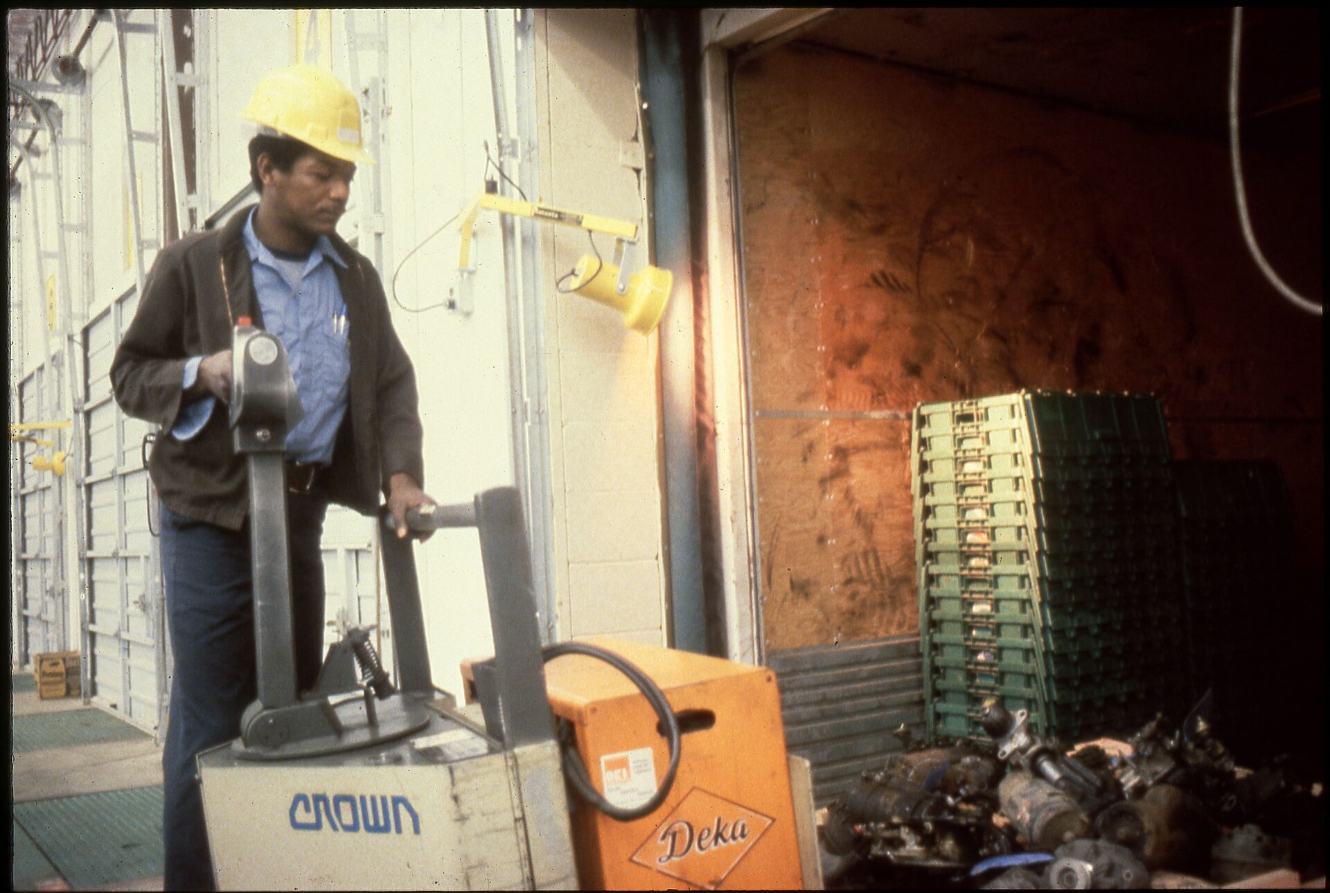 Unidentified worker - DPLA - ba00865467d17f14488d314ddf099f19