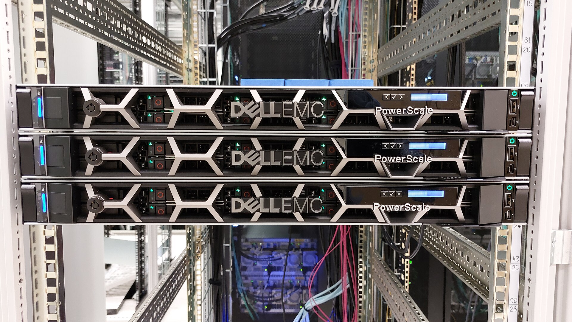 Dell PowerScale F600 nodes in storage cluster