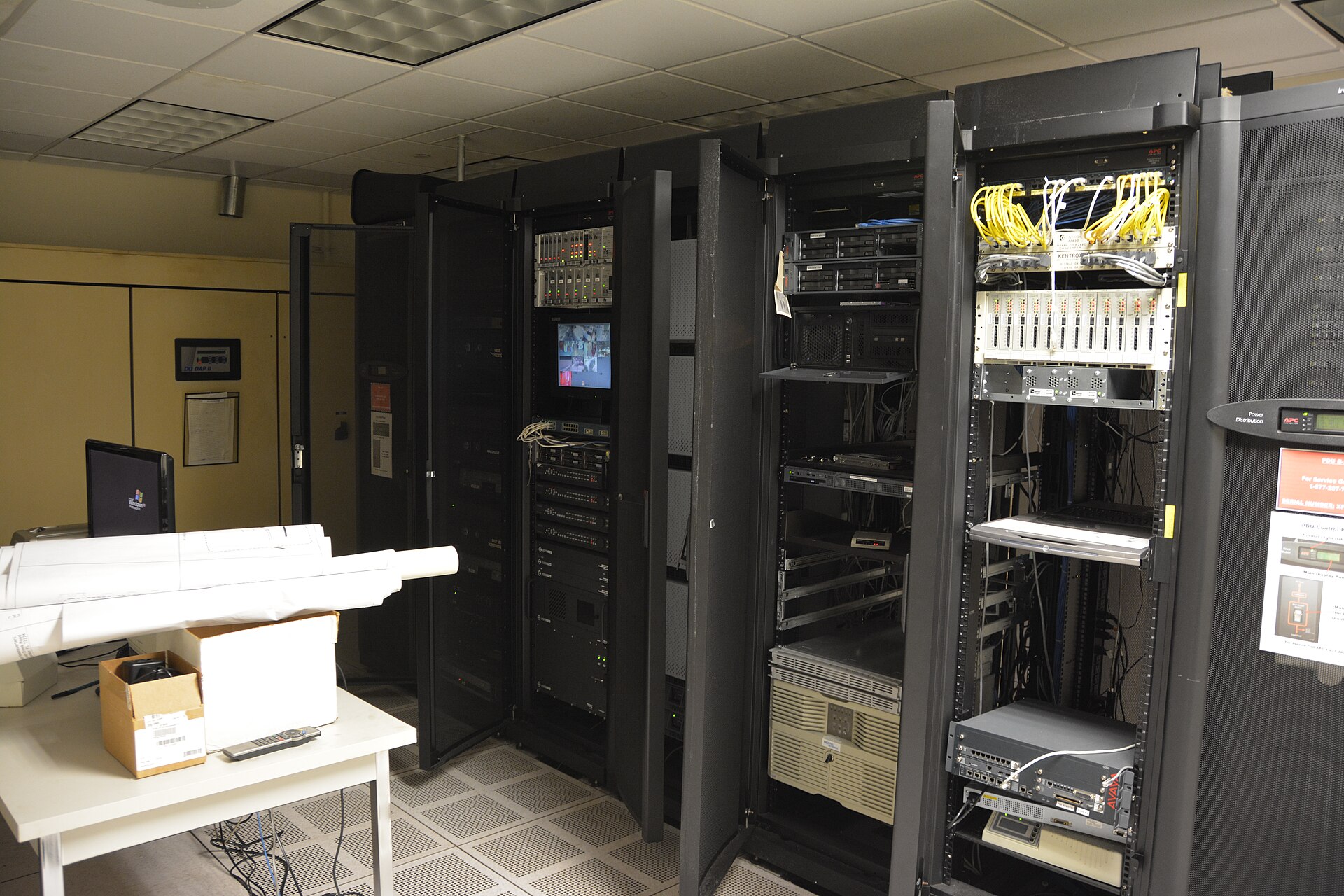 Server Room (22397102849)